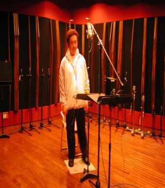 スタジオでの歌入れの写真